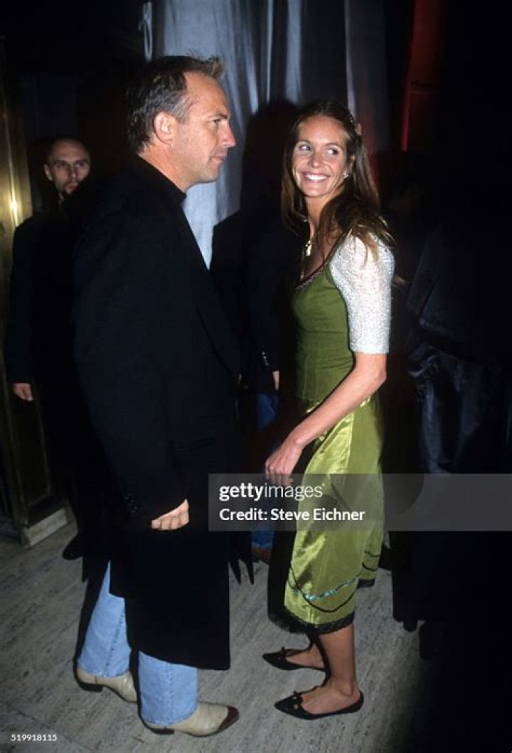 Elle Macpherson Kevin Costner