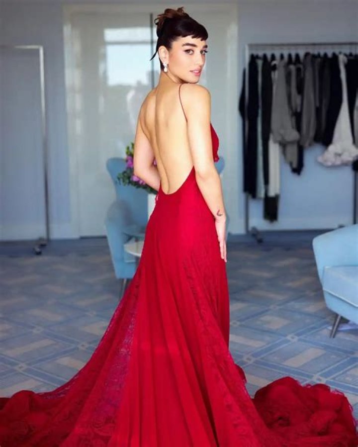 Unveiling The Striking Height Of Simona Tabasco: Insights And Discoveries